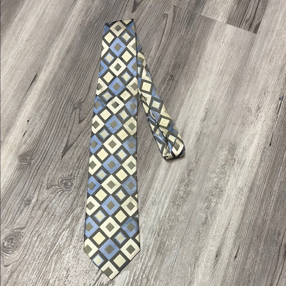 Chereskin Geometric Patterned 100%Silk Tie in Blue and Cream